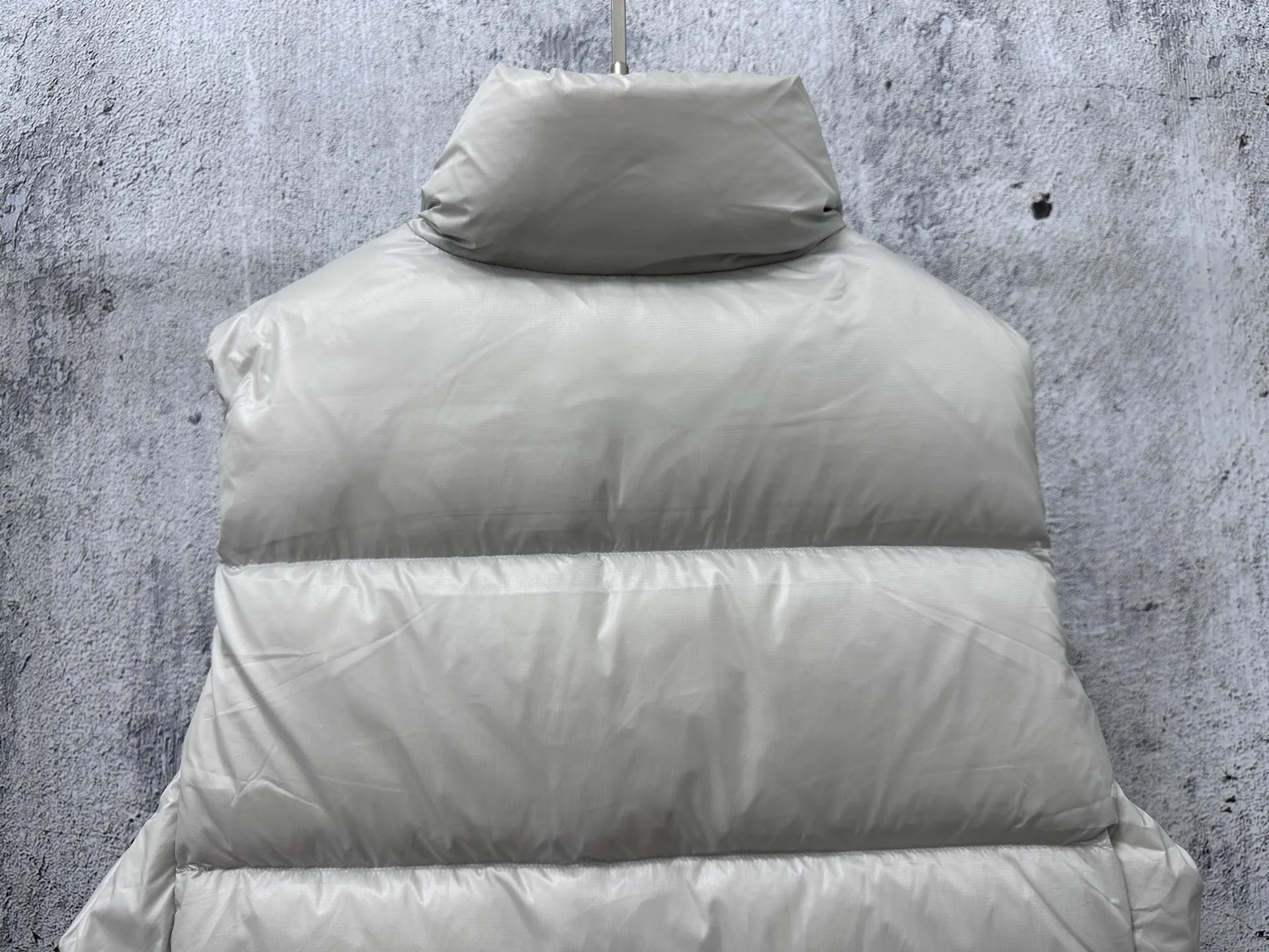 P560 [Canada Goose] Big Goose🦢Puff Down Vest has always been recognized as the warmest down jacket. Various Instagram celebrities, Internet celebrities, and celebrities often wear it for street photos. I make Canada Goose every year, but I still can't get rid of my love for it. No matter how cold the days are, there is no need to be afraid, because there is! Filled with 90% white duck down, it is the legendary warmest down jacket and is known as a must-have for Arctic outdoor sports! The most popular down jacket in the world, celebrities are rushing to buy it, it is a must-have! Size: XS-XL